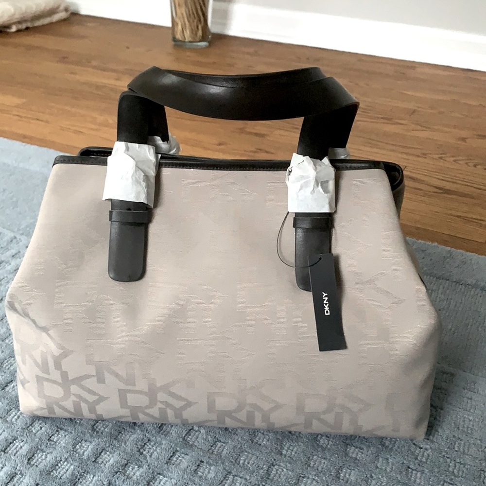 DKNY Shopper